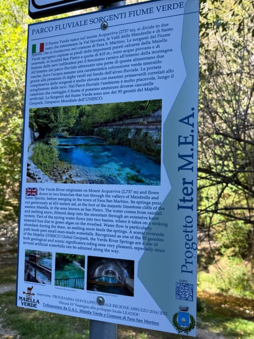 Cartello informativo del Parco Fluviale Sorgenti Fiume Verde presso Atessa, Abruzzo, che descrive le sorgenti fluviali di colore verde smeraldo