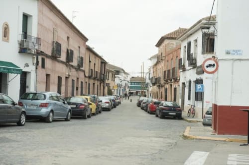 Historic street in Almagro with colonial buildings, parked cars, and traditional architecture near Complejo Turístico Retiro