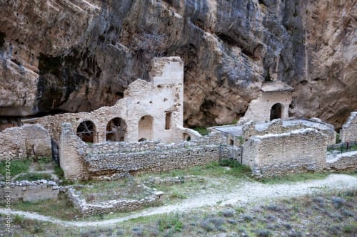Antiche rovine in pietra incastonate in spettacolari scogliere a Tales of Abruzzo, Atessa, Italia