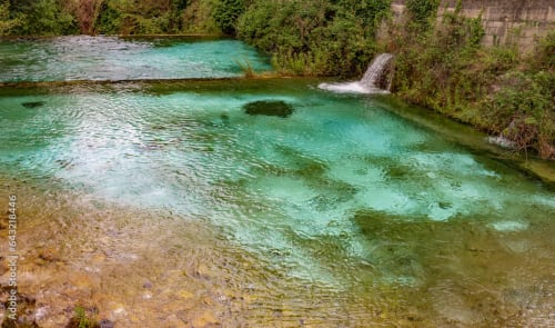 Fiume turchese con cascata circondata da verdeggiante natura a Tales of Abruzzo ad Atessa, Italia