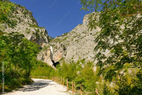 Sentiero escursionistico di montagna con scogliere calcaree vicino all'hotel Tales of Abruzzo ad Atessa, Italia