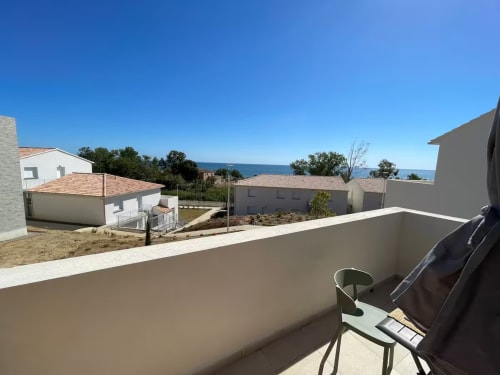 Terrazza dello studio Marina di Bravone con vista sul Mar Mediterraneo e complesso residenziale a Linguizzetta, Corsica