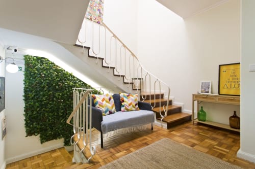Loft moderne à Porto avec escalier, mur végétal, canapé coloré et parquet chez Cem Contos