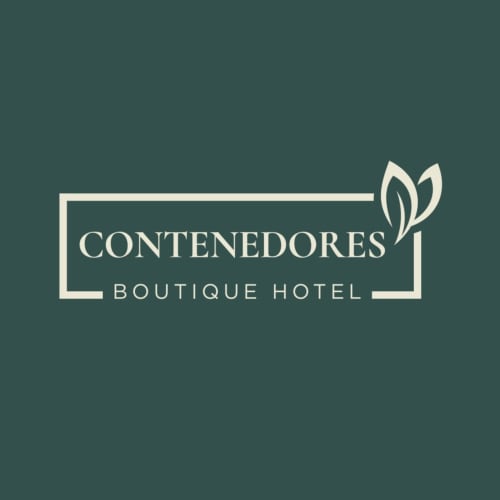 Logo del Contenedores Boutique Hotel con diseño de hoja sobre fondo turquesa, Costa Rica