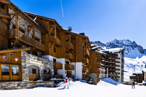 Le Chalet des Cimes, hôtel alpin à Belle Plagne avec chalets en bois, neige et pics montagneux