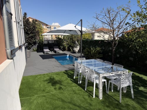 Villa Beausoleil avec piscine, salle à manger, chaises longues et terrasse vue mer entourée de jardins
