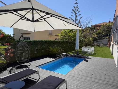 Terrasse piscine de villa de luxe à Beausoleil avec piscine bleue, bains de soleil, parasol et jardin aménagé chez SNC BLUE VISTA
