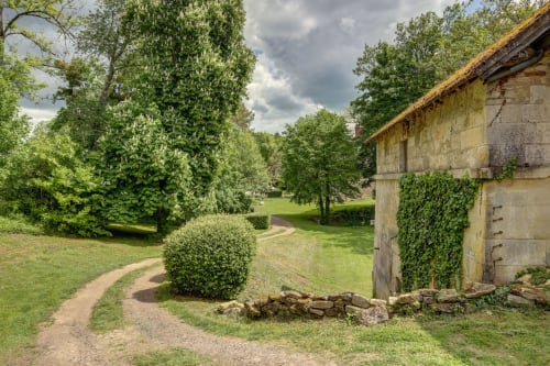 Cottage en pierre avec lierre au Domaine Des Forges De La Vache, une retraite à la campagne en France, à Raveau