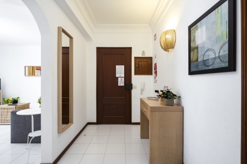 Entrada moderna do apartamento DINIS no hotel RB Algarve em Vilamoura com portas de madeira, piso em azulejos e design contemporâneo