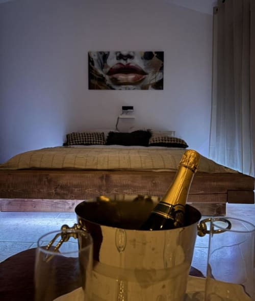 Champagne dans un seau à glaçons au Mas Aurel de Provence, chambre avec œuvre d'art au-dessus du lit