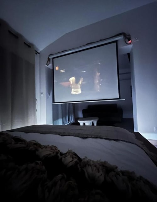 Coin divertissement chambre avec écran de projection mural au Le Cabanon Secret, Peyrin, France