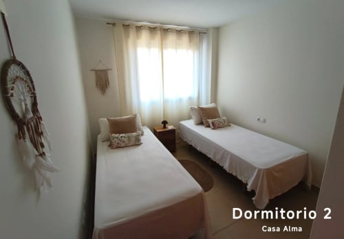 Chambre twin avec literie blanche à l'appartement Casa Alma, Sant Jordi, décorée de macramé et grande fenêtre avec voilage