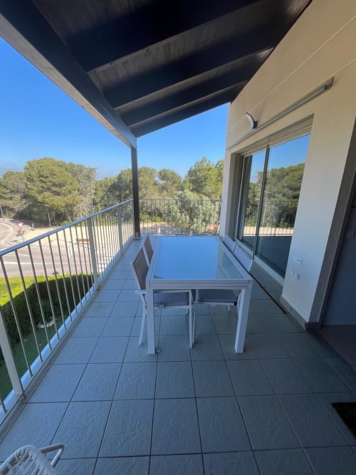 Balcon moderne à Sant Jordi avec table à manger, pergola, vue sur les montagnes et verdure environnante