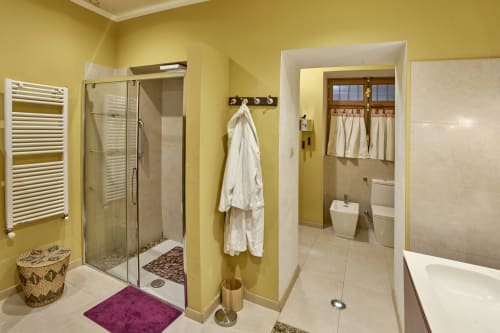 Bagno moderno giallo con doccia freestanding, scaldasalviette e zona WC separata presso l'A Casa Armenia B&B, Torino