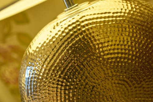 Dettaglio di sfera decorativa dorata con texture presso Casa Armenia B&B a Torino