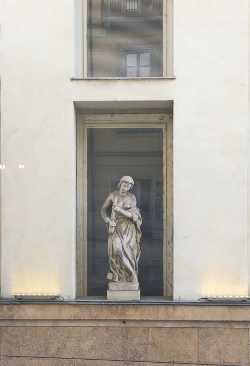 Statua classica in nicchia architettonica, facciata di edificio torinese con finestra sopra
