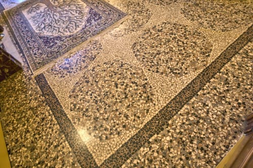 Pavimento elegante con piastrelle a mosaico e tappeto persiano presso Casa Armenia B&B a Torino