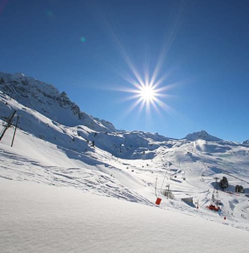 Pistes de ski enneigées avec remontée mécanique et montagnes aux Étoiles de la Plagne, La Plagne-Tarentaise sous un grand soleil