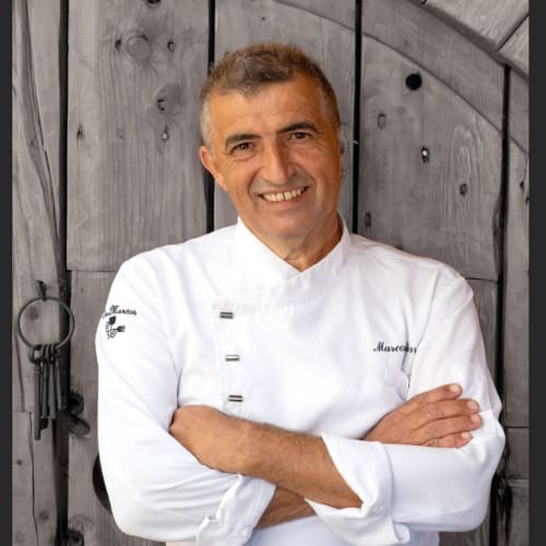 Chef Marco con chaqueta de chef blanca en Hotel Rural El Cabo, Villaverde, España