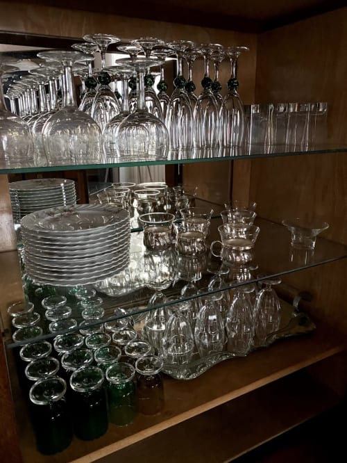 Vaisselle et verres exposés sur les étagères du Gîtes en Ariège Affaires et Loisirs aux Pujols, France