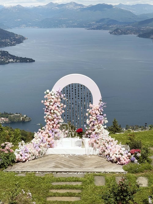 Arco nuziale lussuoso con fiori rosa e bianchi affacciato sul Lago Maggiore nel resort termale di Stresa