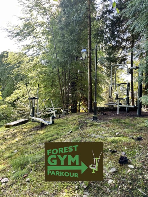 Attrezzature per parkour e palestra all'aperto in una foresta della lussuosa spa resort, Lago Maggiore, Stresa