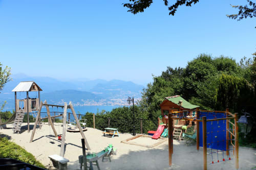 Parco giochi per bambini sul lungolago con vista sul Lago Maggiore, rifugio di lusso a Stresa, Italia