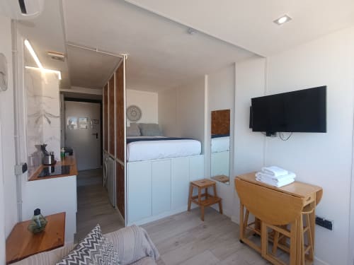 Moderno estudio en El Rincón de Sevilla con cama, cocina, TV y baño en Sevilla, España