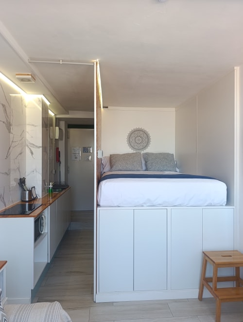 Apartamento estudio moderno en Sevilla con cama, cocina y zona de trabajo. El Rincón de Sevilla cerca del centro con metro.