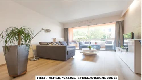 Séjour moderne au 9 Victor Hugo, Aix-les-Bains : canapé, grandes baies vitrées, fibre, Netflix, garage, accès 24h/24