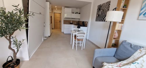 Appartement studio moderne au 9 Victor Hugo à Aix-les-Bains avec cuisine ouverte, salle à manger et séjour bleu