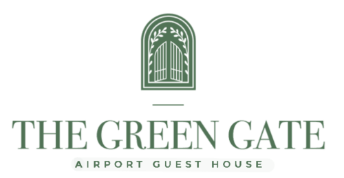 Logo des Green Gate Airport Guest House mit gewölbtem Tor und Lorbeerkranzdesign, Pisa