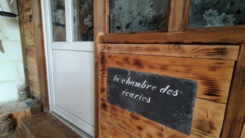 Panneau en ardoise « la chambre des courtes » sur porte en bois à la maison d'hôtes Les Troglos de Beaulieu, Beaulieu-lès-Loches