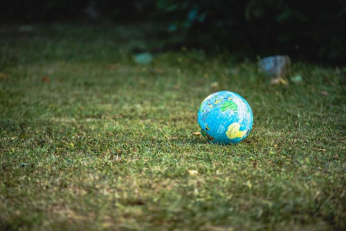 Mini-globe sur l'herbe aux Troglos de Beaulieu, gîte à Beaulieu-lès-Loches, France