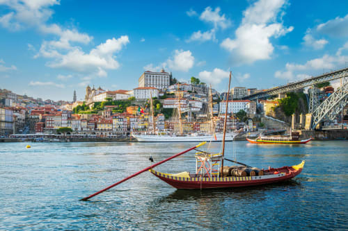 Bateaux traditionnels sur le Douro avec vue sur la ville de Porto et le pont, localisation de la maison d'hôtes Cem Contos