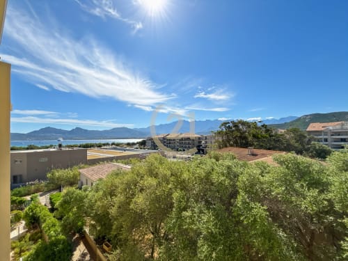 Duplex moderne à L'Île-Rousse avec vue mer et montagne, terrasse donnant sur la baie et le centre-ville