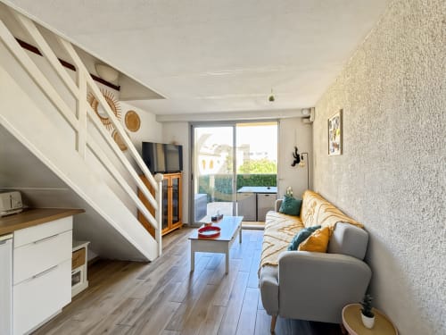 Duplex moderne à L'Île-Rousse avec escalier, salon confortable, vue sur terrasse et décoration contemporaine