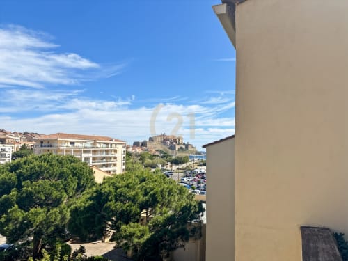 Duplex moderne à L'Île-Rousse avec vue sur la citadelle, le port et la Méditerranée