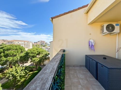 Balcon de duplex moderne avec vue sur la ville, glycines, coffre de rangement et vue sur L'Île-Rousse en Corse