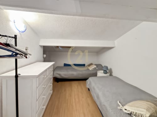 Chambre duplex compacte avec deux lits, bureau et parquet à L'Île-Rousse, près de la plage et du centre-ville
