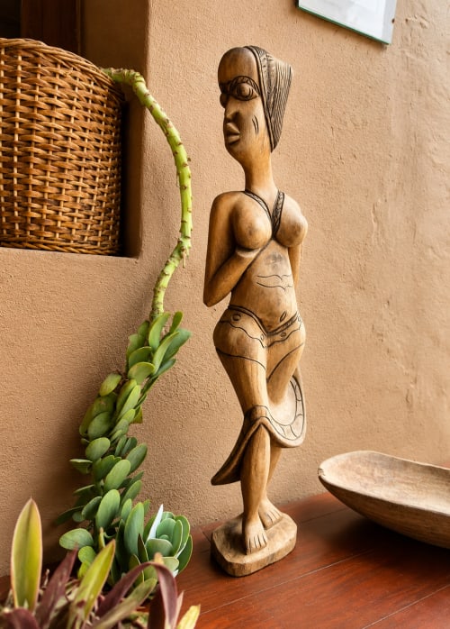 Statue africaine en bois dans le jardin canarien de l'appartement Sara & Gino à Fuerteventura, décoré de plantes succulentes et d'accessoires en terre cuite
