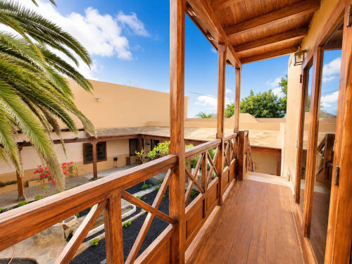 Pérgola de madera y balcón cubierto con vistas al patio-jardín interior en Sara & Gino Fuerteventura, Corralejo