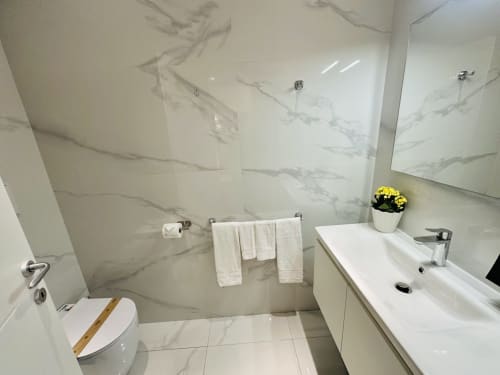 Bagno in marmo moderno nella St Mary Major Loft di Roma con doppio lavabo, water e doccia