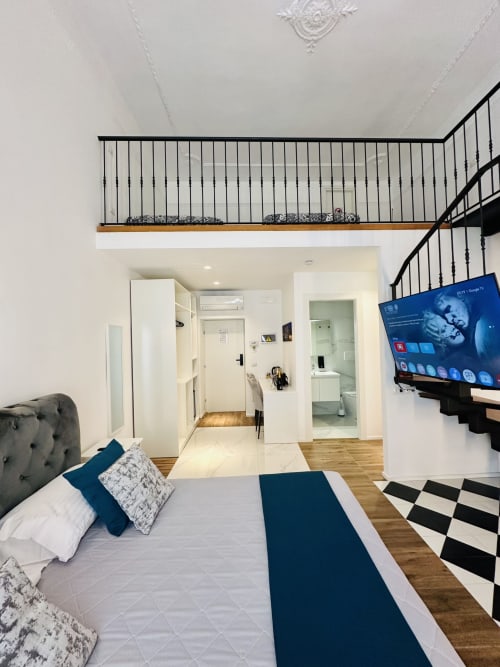 Moderna Camera Familiare Superiore presso St Mary Major Loft Roma con letto matrimoniale, soppalco, TV e vista sulla città