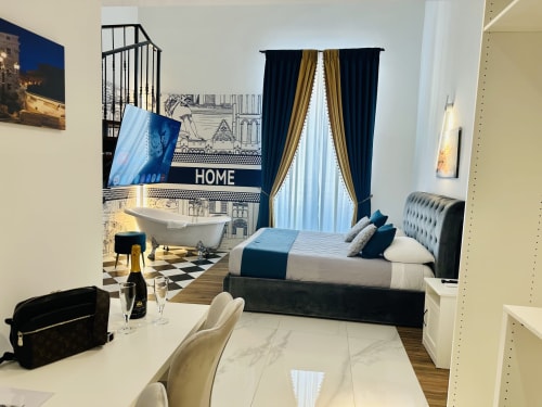 Superior Family Room a St Mary Major Loft Roma con vista sulla città, elegante letto, scrivania in marmo e bagno moderno
