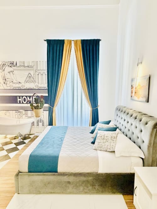Camera Familiare Superiore presso St Mary Major Loft Roma con tende turchesi e oro, letto imbottito e vista sulla città