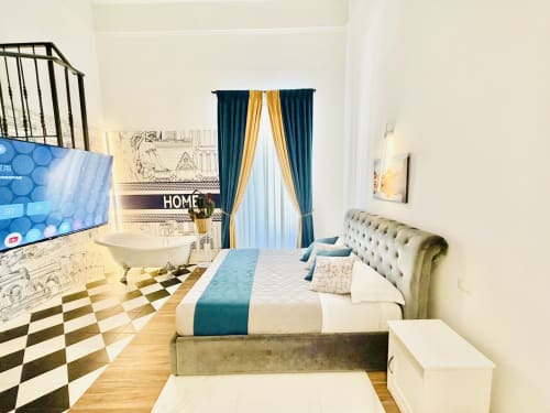 Superior Family Room presso St Mary Major Loft Roma con tende turchesi e oro, pavimento a scacchiera e vista sulla città, design moderno