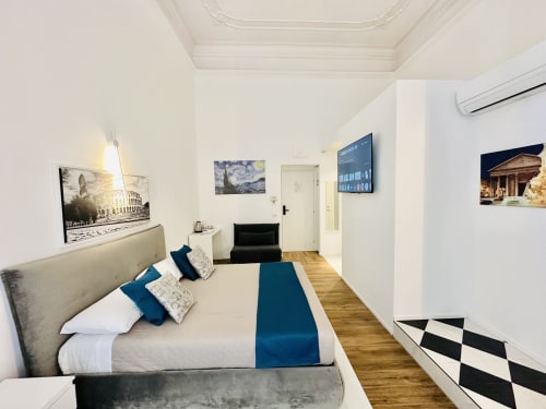 Lussuosa Camera Quadrupla presso St Mary Major Loft Roma con vista sulla città, letto matrimoniale, TV a schermo piatto e arredamento moderno