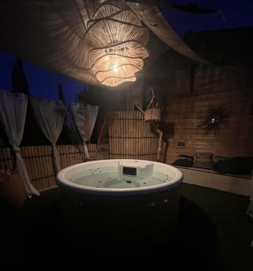 Jacuzzi illuminé sur la terrasse au crépuscule, Le Mas Aurel de Provence, Peypin