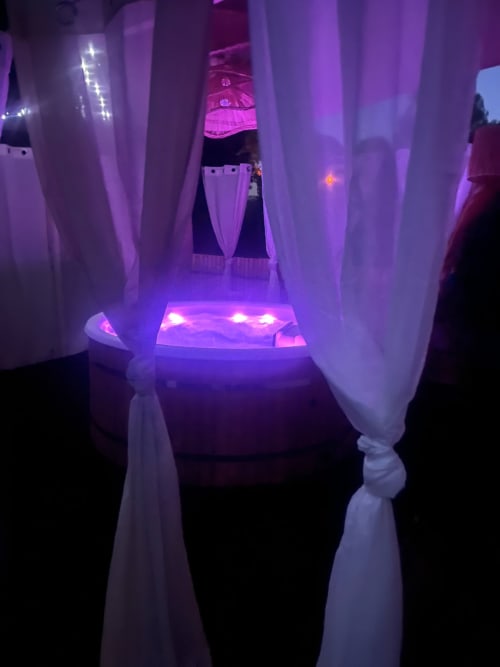 Appartement Le Cabanon Secret avec éclairage ambiant violet, voilages blancs et zone lounge illuminée au Mas Aurel de